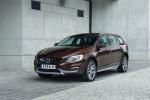 Volvo V60 D3 Cross Country 2015 года (UK)